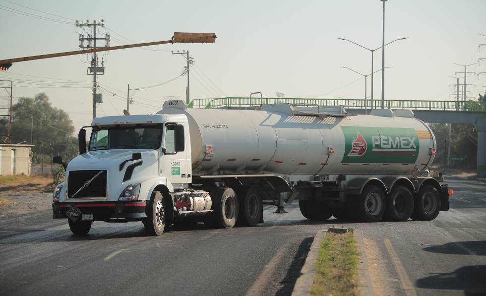 Un camión de PEMEX transportando gasolina en enero de 2019.