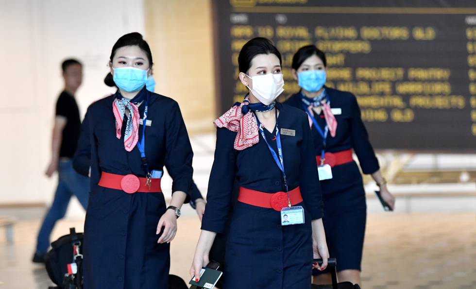 Azafatas de China Eastern Airlines con máscaras a su llebada a Brisbane, Australia, esta mañana.