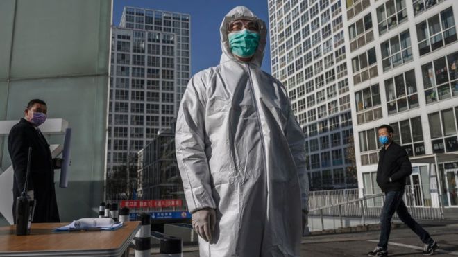 Un funcionario chino usa equipo protector ante el brote de coronavirus.