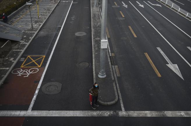 Un hombre con máscara en una calle vacía de Pekín