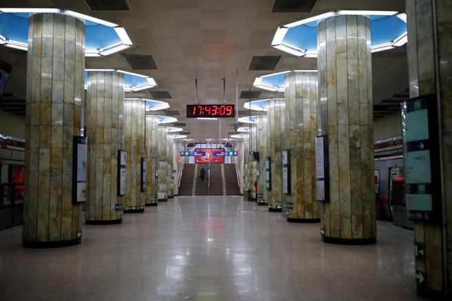 El metro de Pekín, vacío en la tarde de un lunes laborable
