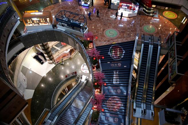 Un centro comercial en el distrito comercial de Shanghai, vacío