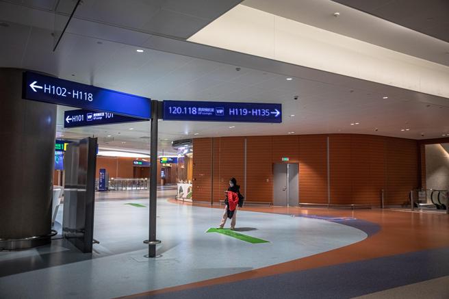 Una mujer, en un área desierta del aeropuerto Pudong de Shangai