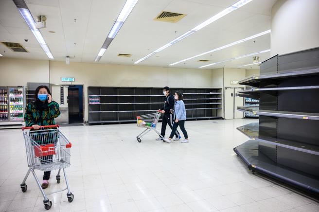 Clientes recorren un supermercado desabastecido de Hong Kong