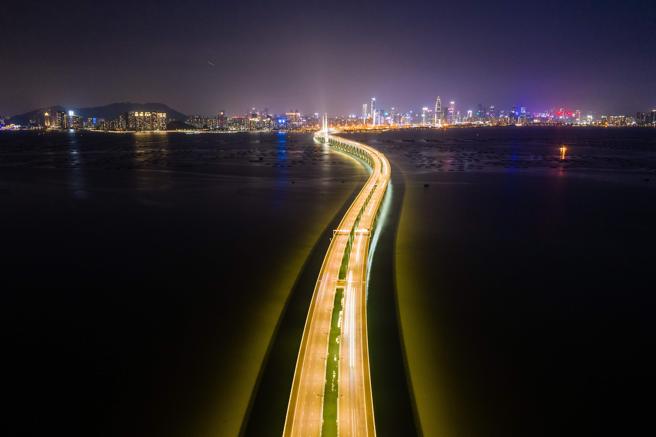 Imagen aérea de Hong Kong  tomada el 6 de efebrero de  2020 y que muestra el puente sobre la bahía de Shenzhen. Hong Kong