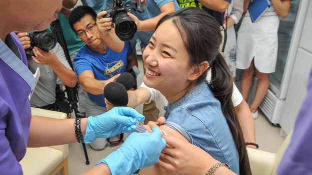 Una mujer siendo vacunada contra el VPH en China.