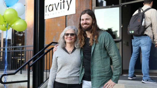 Dan Price y su madre