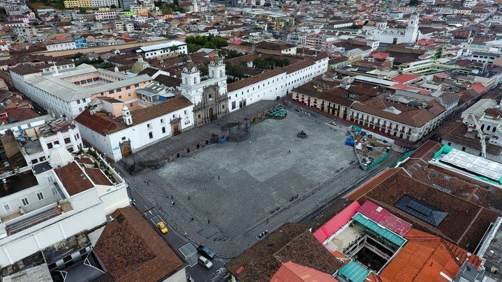 Vista de la Plaza de San Francisco en el centro Histórico de Quito, completamente vacía. (Foto: EFE)