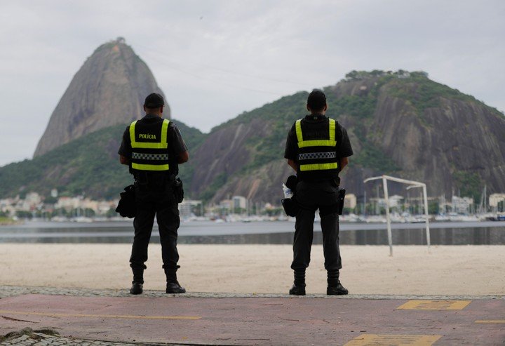 La Policía Militar brasileña vigila la playa de Copacabana. (Foto: EFE)