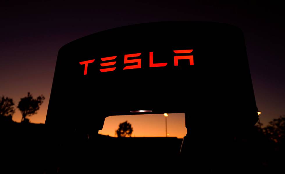 Lee más sobre el artículo Tesla alcanza los $us 100.000 millones en Bolsa y se ubica detrás de Toyota