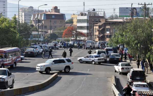Lee más sobre el artículo Transporte Libre bloquea en Cochabamba y piden a la Alcaldía atención a sus demandas