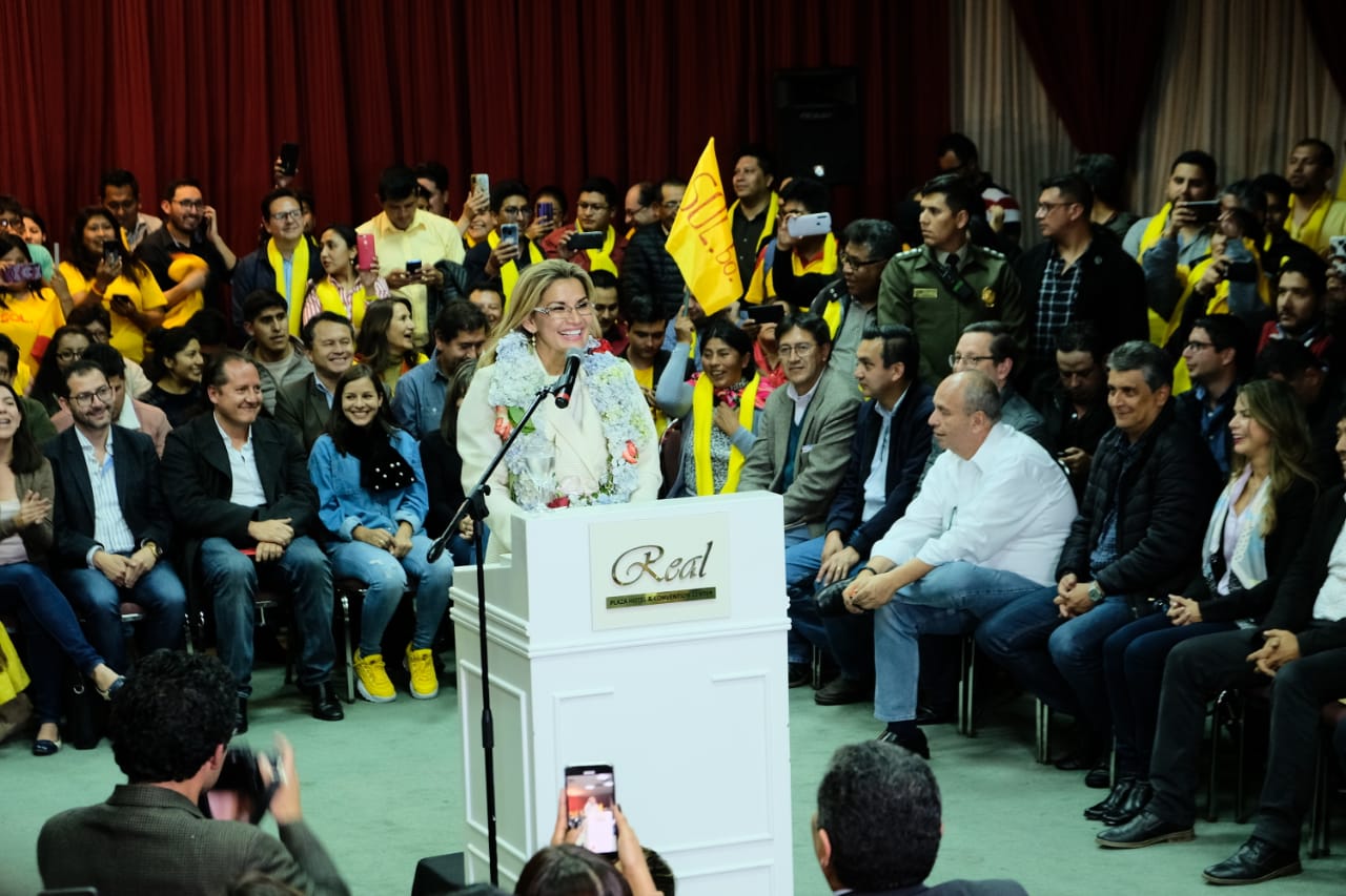 Lee más sobre el artículo Presidenta Áñez confirma candidatura para las elecciones; Camacho y Pumari lanzan su alianza Creemos