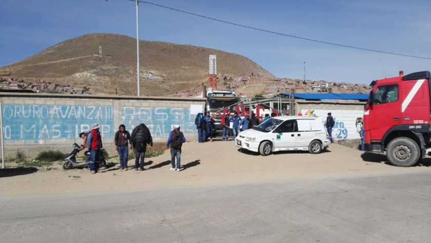 Lee más sobre el artículo Cívicos toman instalaciones de YPFB y promueven renuncia del jefe distrital de Oruro