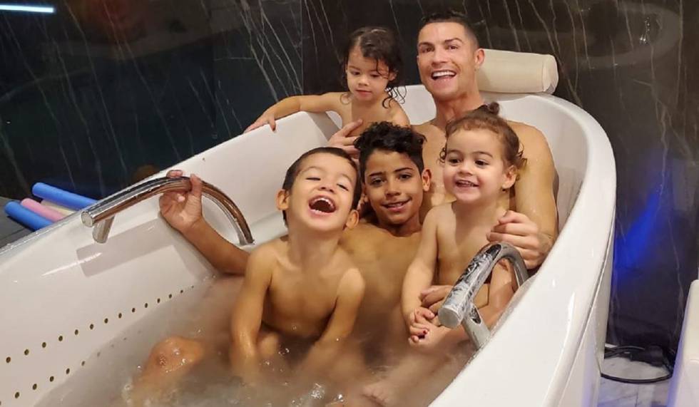 Lee más sobre el artículo La foto de Cristiano Ronaldo en la bañera con su familia revoluciona Instagram