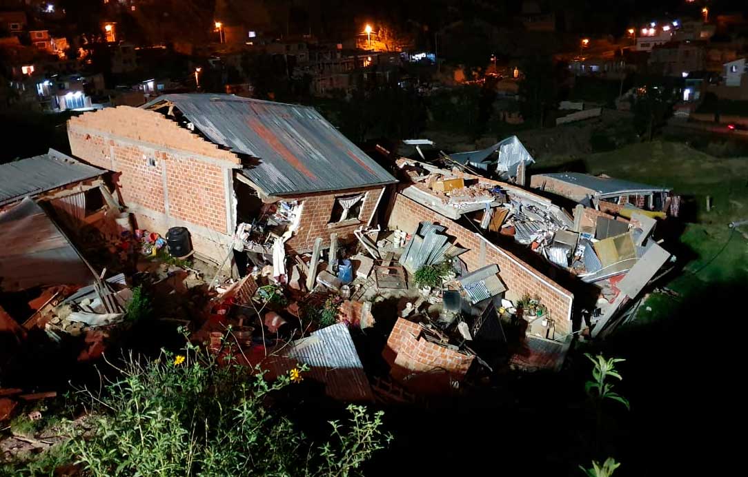Lee más sobre el artículo Deslizamiento derrumba viviendas en zona colindante con La Paz