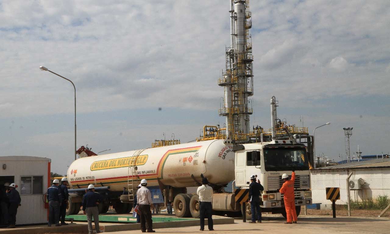 Lee más sobre el artículo YPFB Refinación aumentó procesamiento a 50.000 barriles por día de petróleo, pero aún es insuficiente