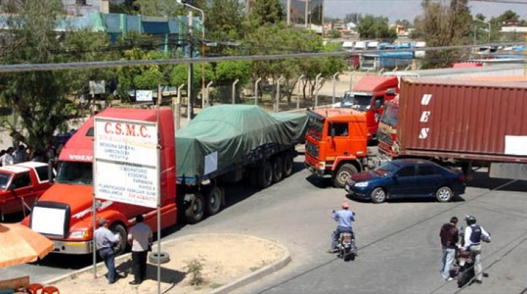 Lee más sobre el artículo Transporte pesado anuncia cierre de frontera con Perú ante multas a semirremolques