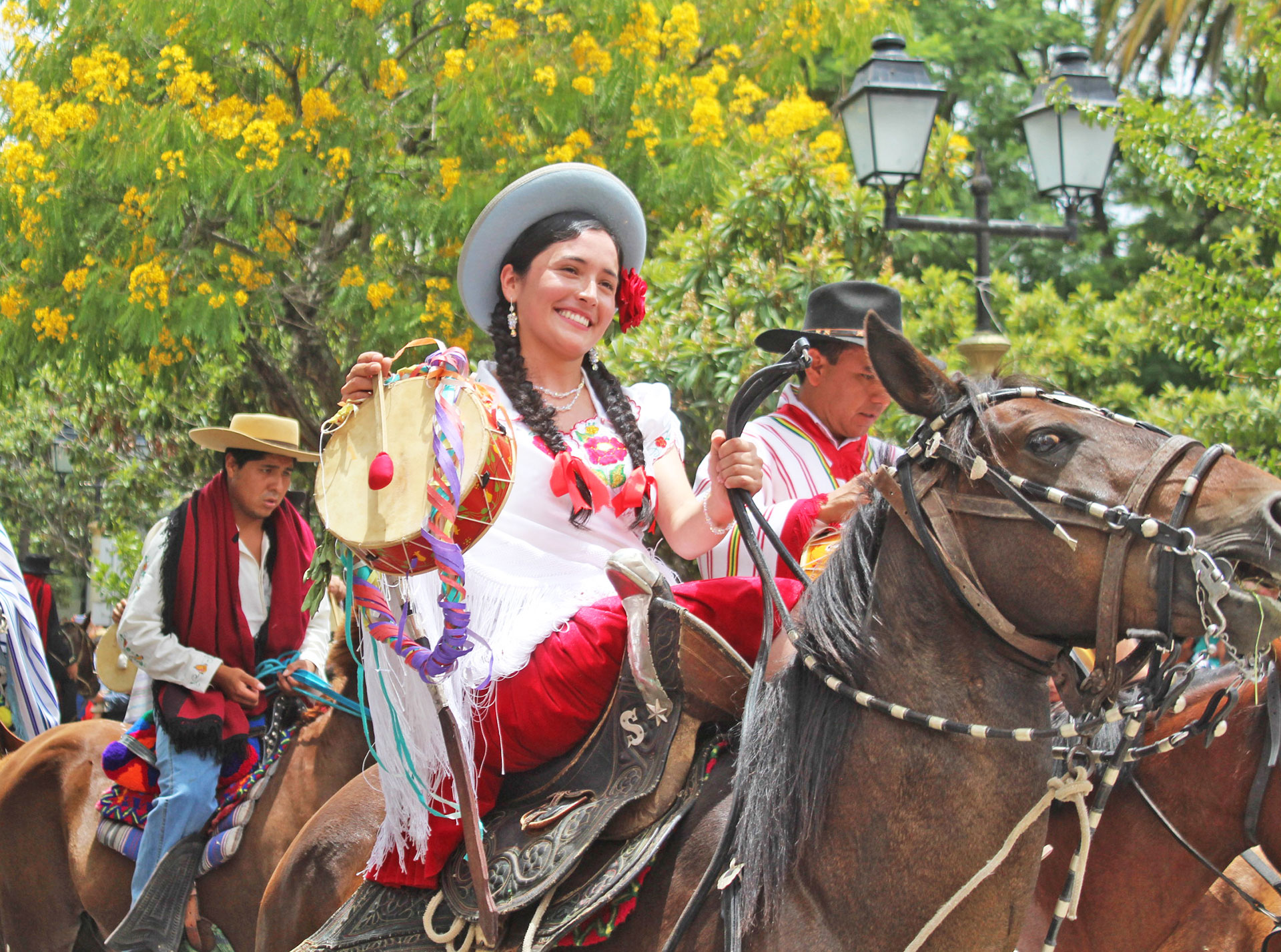 Lee más sobre el artículo Un centenar de jinetes dan inicio al Carnaval Chapaco 2020