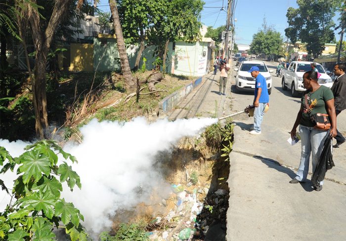 Lee más sobre el artículo Gobernación de Santa Cruz clama a vecinos dedicar 10 minutos contra el dengue durante el Carnaval