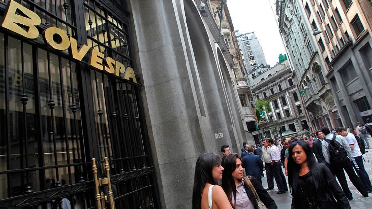 Lee más sobre el artículo Bolsa de Brasil enferma y cae 7% tras primer caso; Petrobras se hunde 10%