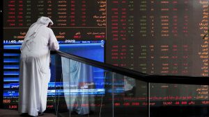 Un inversor, este domingo frente a un panel de la Bolsa de Kuwait.