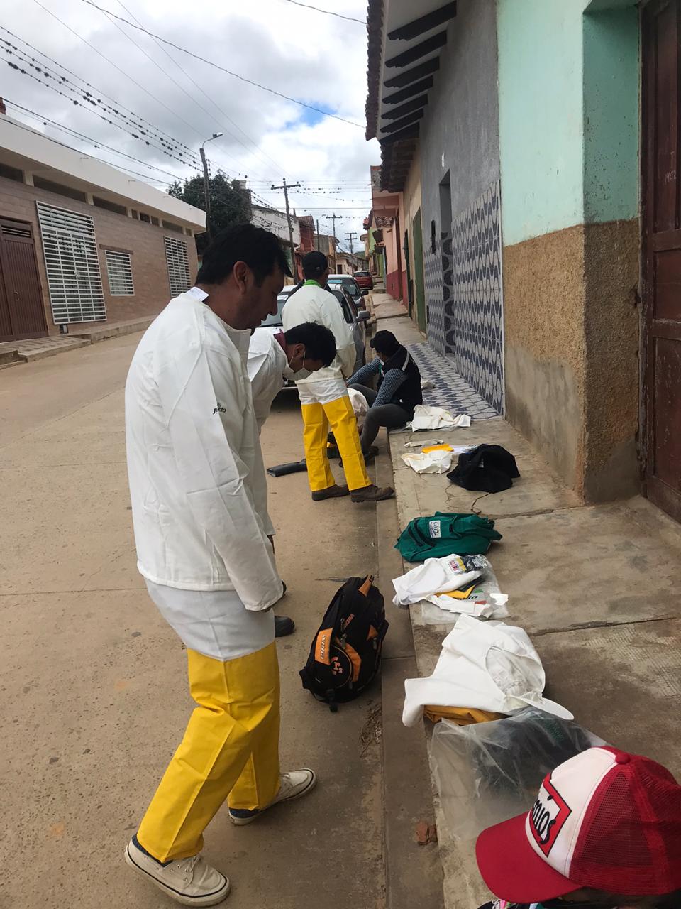 Lee más sobre el artículo Vallegrande limpia y fumiga sus calles para frenar el covid-19