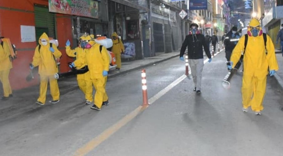 Lee más sobre el artículo Alcaldía fumiga mercados y calles en Oruro