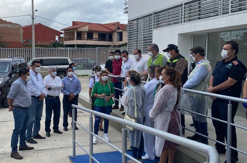 Lee más sobre el artículo Jeanine Áñez inspecciona hospital DM10 de Santa Cruz que atenderán pacientes con COVID-19