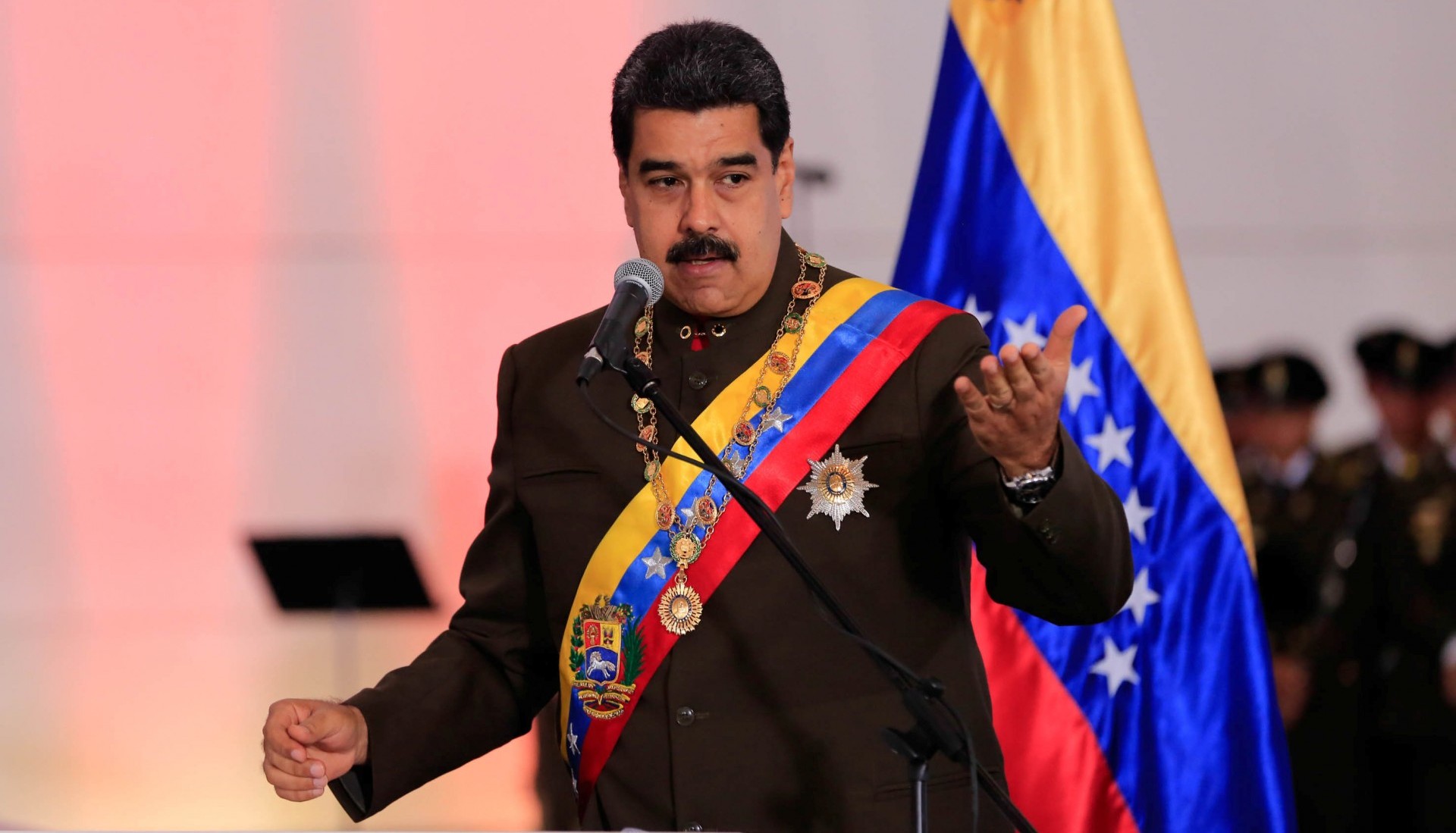 Lee más sobre el artículo Se quejó por la falta de comida y el gobierno de Maduro lo detuvo y lo fotografió con el ‘arma’ que más preocupa al régimen