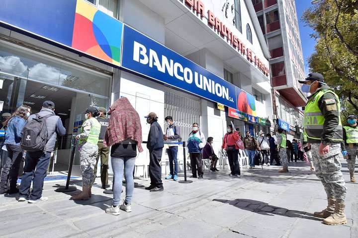 Lee más sobre el artículo Suspenden pago del Bono Universal para evitar aglomeraciones en bancos, según el Ministerio de Economía