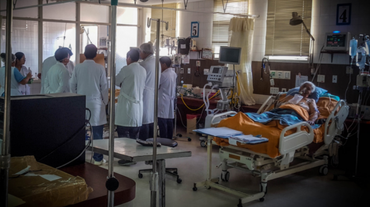 Lee más sobre el artículo Médicos de La Paz denuncian que dotación de 500 camas para terapia intensiva son mentiras del Gobierno
