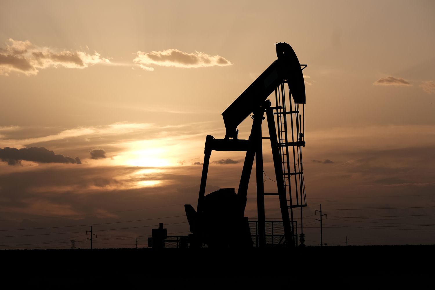 Lee más sobre el artículo El petróleo se dispara más de un 20% ante la expectativa de un pacto para recortar la oferta