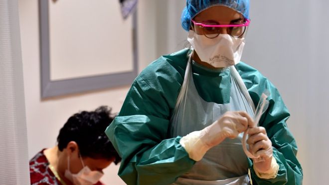 Lee más sobre el artículo Gobierno autoriza seguro de Bs 100.000 para personal de salud en caso de muerte o invalidez por coronavirus