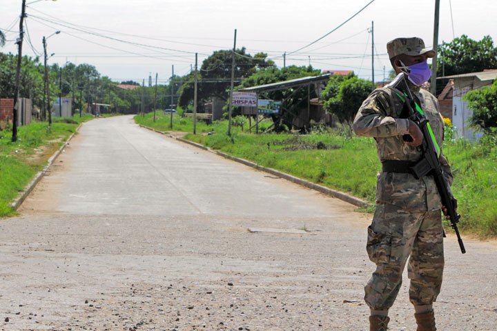 Lee más sobre el artículo Se extiende militarización de Santa Cruz por una semana más