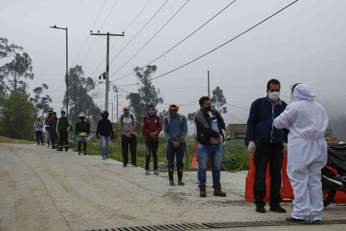 Lee más sobre el artículo En imágenes, así fue el retorno a la vida laboral del sector de la construcción en Colombia