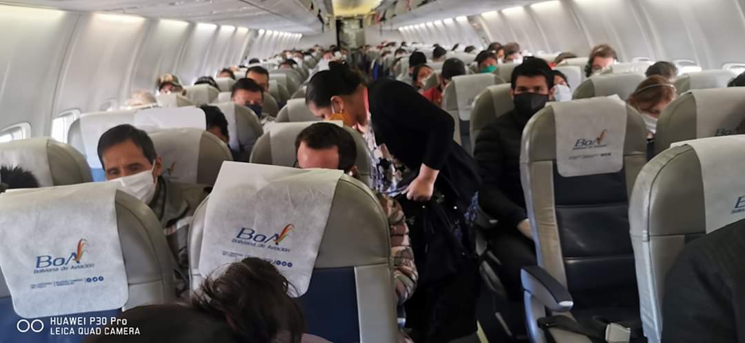 Lee más sobre el artículo Aerolíneas al filo del cierre ofertan pasajes a precio de buses en Bolivia