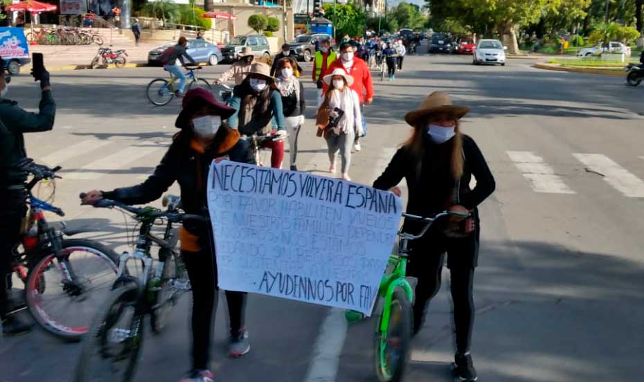 Lee más sobre el artículo Bolivianos marchan en demanda de un vuelo a España