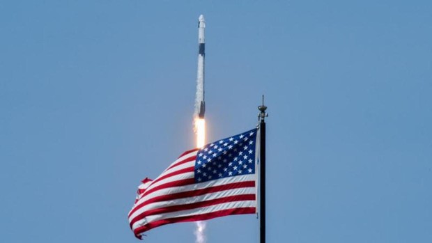 Lee más sobre el artículo La NASA y SpaceX lanzan con éxito la nave Crew Dragon a la Estación Espacial Internacional