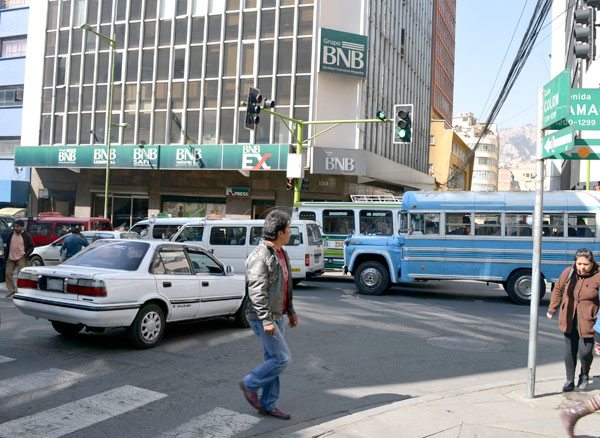 Lee más sobre el artículo La Paz flexibiliza la cuarentena y los vehículos particulares podrán circular a partir del lunes