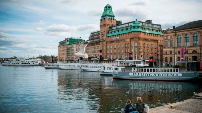 Lee más sobre el artículo Suecia sigue sin imponer restricciones y genera debate