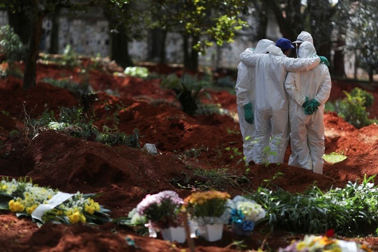 Lee más sobre el artículo Bolsonaro habría modificado la cantidad de muertes por coronavirus para reportar menos de 1.000 por día