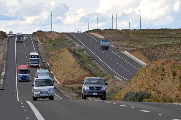 Lee más sobre el artículo Se reanuda el servicio de transporte interdepartamental entre La Paz y Oruro