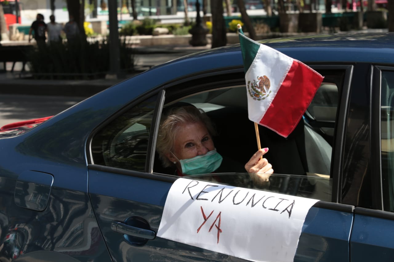 Lee más sobre el artículo Exigen renuncia del presidente de México con caravana de autos