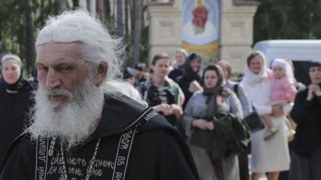 Lee más sobre el artículo Un sacerdote de la Iglesia ortodoxa rusa desafía a las autoridades al negar la pandemia