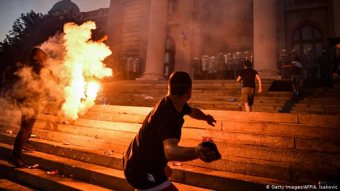 Lee más sobre el artículo Segunda noche de protestas en Serbia con más de treinta heridos