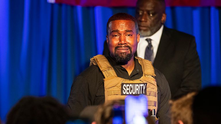 Lee más sobre el artículo Entre lágrimas, Kanye West lanza campaña presidencial con mitin inconexo