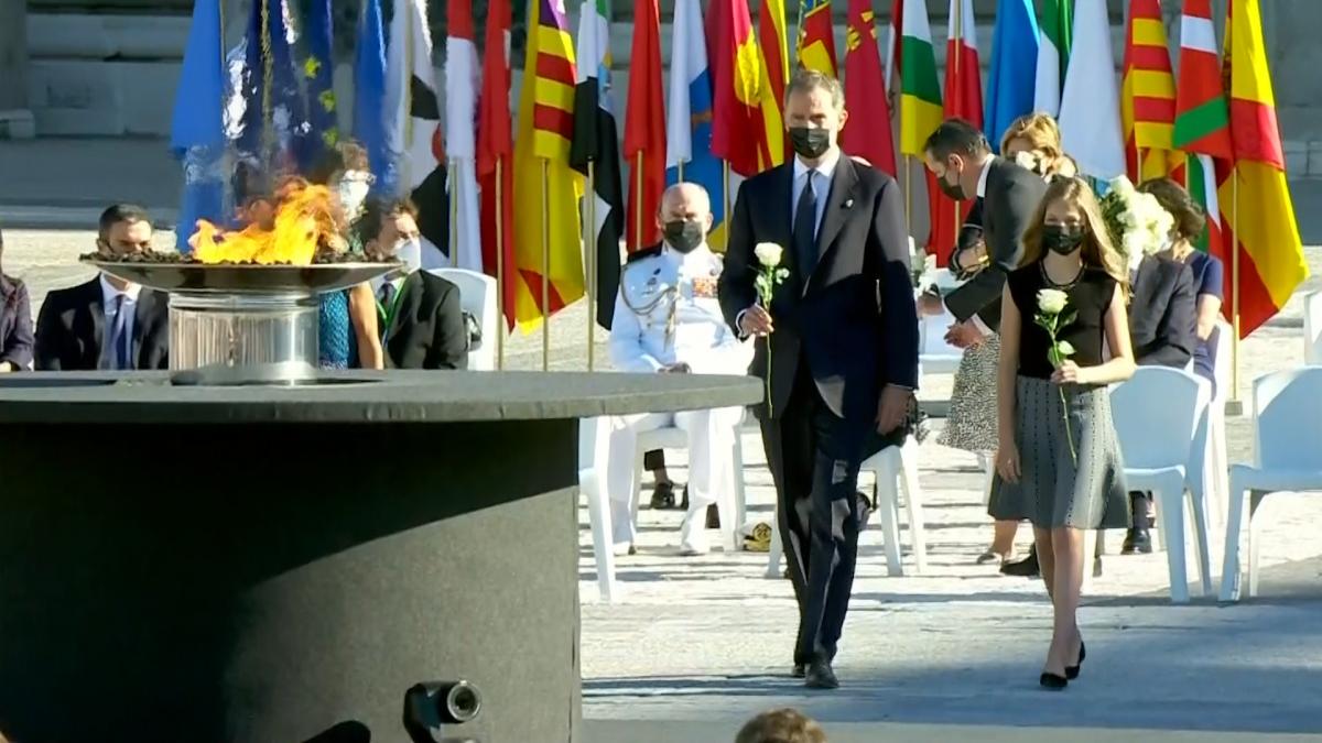 Lee más sobre el artículo Mascarillas negras y rosas blancas en el homenaje a las víctimas de la COVID-19 en España