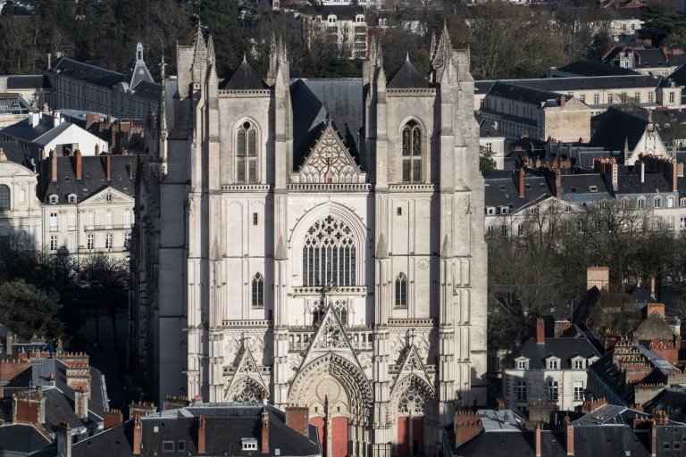 Lee más sobre el artículo Controlan incendio en una catedral del oeste de Francia
