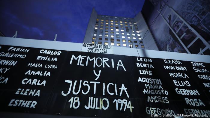 Lee más sobre el artículo Familiares exigen justicia para víctimas de ataque a centro judío en Argentina