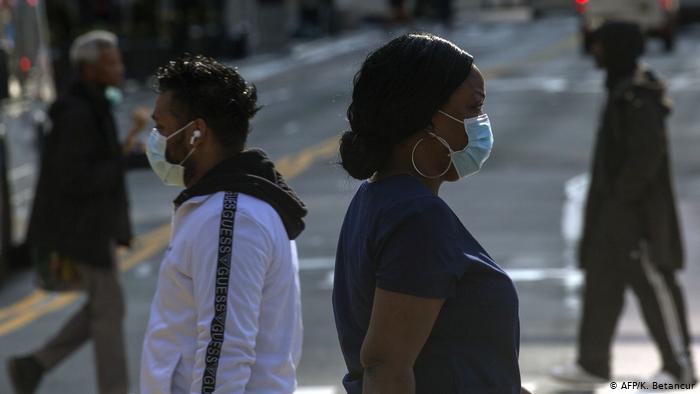 Lee más sobre el artículo Nueva York coloca dispensadores con mascarillas gratis en autobuses